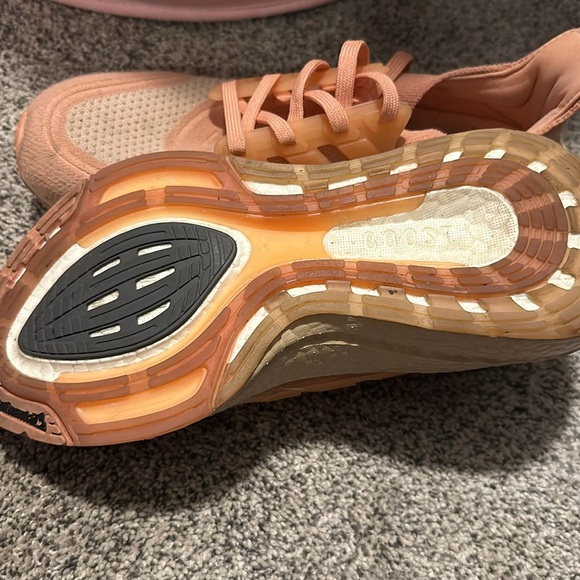 Like new ultra boost size 8 women - Picture 3 of 3